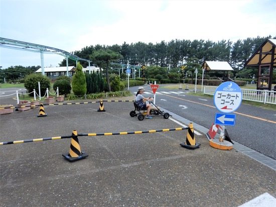 小学生用の一人乗りゴーカート。出発進行!