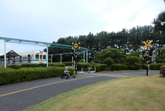踏切前で一時停止。しっかりルールを守れるかな⁈
