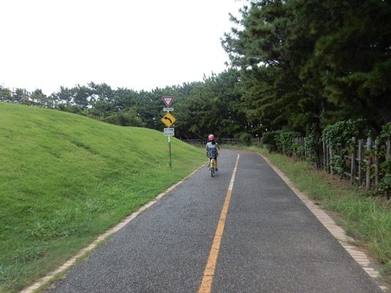 自転車専用レーンがあるので安全に遊べます