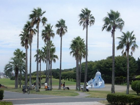芝生広場にあるたこさん滑り台