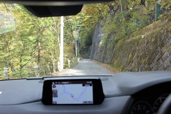 日原街道は道が細いので十分注意して運転したい