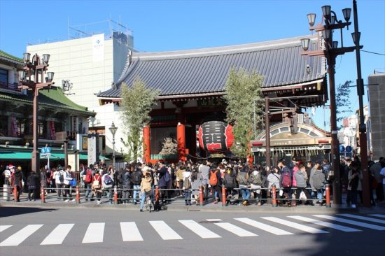 大提灯がさがる雷門をくぐって仲見世通りへ