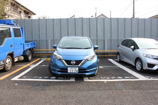 駐車枠からクルマがはみ出してしまう
