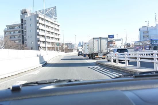 料金所を通過するとすぐに本線に合流します