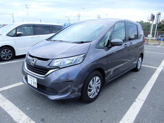 スケートパークに隣接した駐車場がある