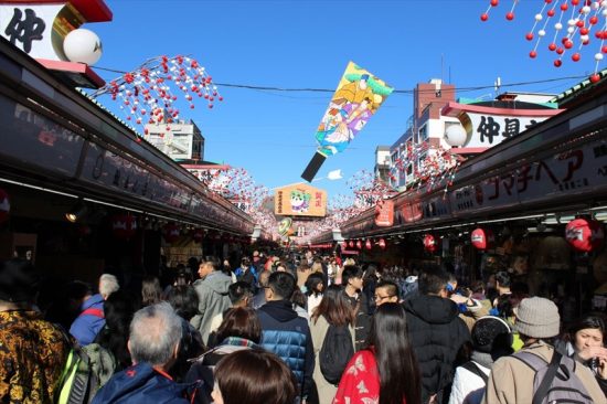 お土産屋さんが並ぶ仲見世通りは、いつも大賑わい。海外からの観光客も多い