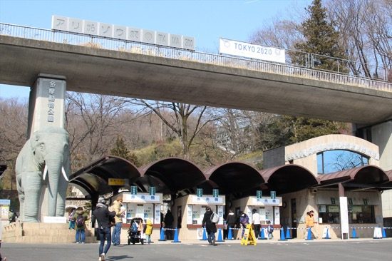 入り口ではゾウのモニュメントがお出迎え