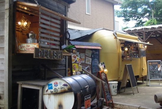 キッチンカーが並んでいます