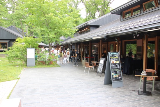  川沿いにレストランやインテリアショップ、食料品店などが並ぶハルニレテラス