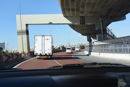 カーブの先で渋滞が待っていることも...