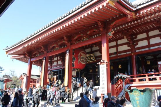 観音堂とも呼ばれる本堂。雷門に負けない大提灯がさがっている