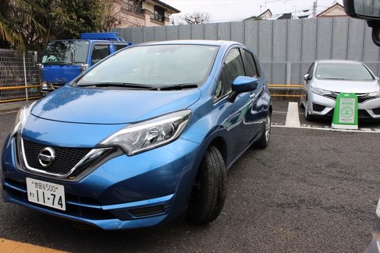 この場合は、左にハンドルを切って前進し、車体を枠に並行にする