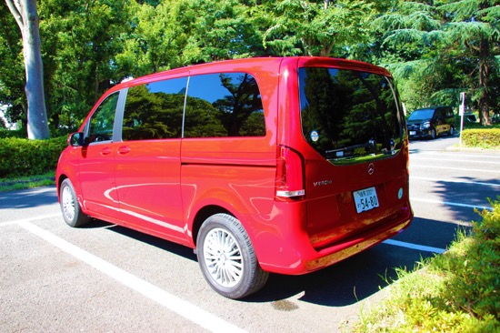 ボディは大きいが四角いフォルムのおかげで細い道でも運転しやすい