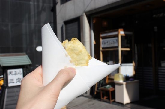 仲見世通りでは揚げ饅頭や人形焼など、食べ歩きを楽しもう！