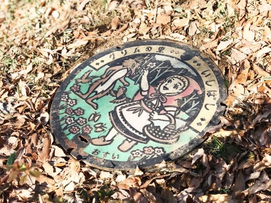下野市で使用されているマンホールには赤ずきんちゃんが