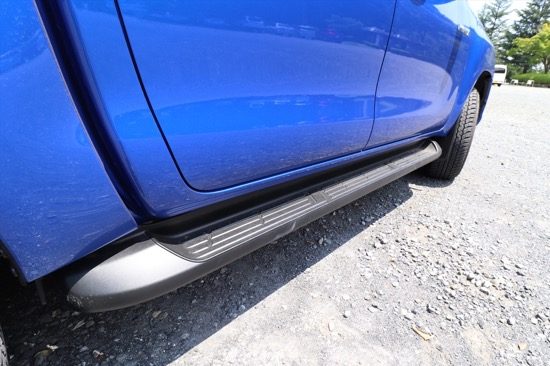 車高が高いので、乗り降りをサポートするステップがつく