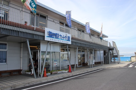 1階は鮮魚直売所と「いわし資料館」。2階はフードコートで、海を臨むテラス席もあり