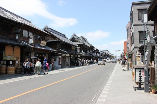こちらが中心部となる「蔵造りの町並み」。歴史的な建物が並びます。