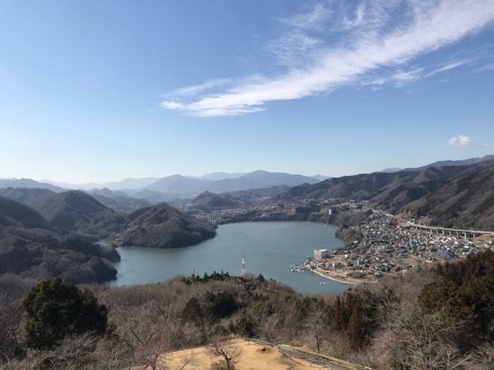 展望台からは相模湖が一望できる