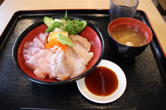 日によって内容が変わる「九十九丼」。この日はタイ、ワサラ、サワラの3種盛り