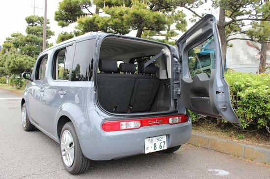 リヤゲートは横開きなのも特徴的