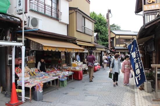菓子屋横丁の活気に圧倒。ついつい買ってしまいますね！