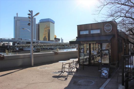 リバーサイドにはカフェもあり。隅田川や東京スカイツリーを見ながらくつろげる