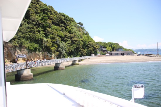 到着すると桟橋の先に砂浜が広がっていた。いざ冒険の旅へ！