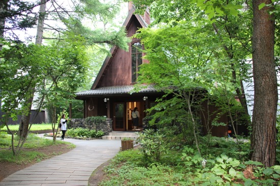 こちらは軽井沢高原教会。撮影は禁止だが、中に入って見学することができる