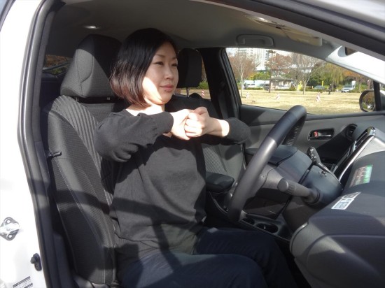息を吸ったら、吐きながら力いっぱい5秒ほど両肘を左右に引っ張る
