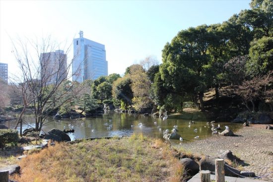旧水戸藩屋敷跡や水戸徳川家下屋敷跡などがある日本庭園が広がる