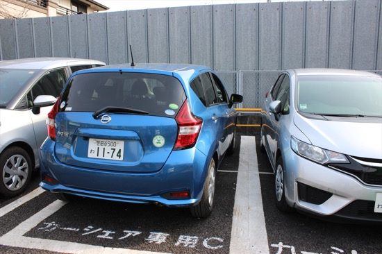 両側に障害物があるとやってしまいがちな前向き駐車