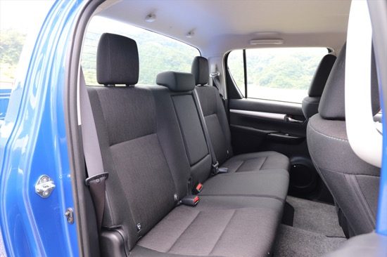 後席は3人がけ。荷台があるのでリクライニングはできないけれど足元は広い