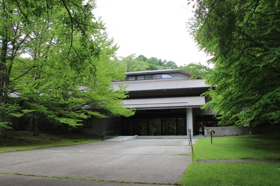 「セゾン現代美術館」は緑の森の中の美術館。彫刻作品とともにめぐる庭園も見どころのひとつ