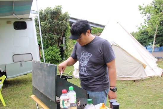 手慣れた手つきで料理を進める板谷さん