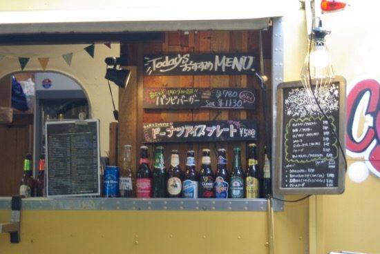 飲み物やフード、スイーツが揃います