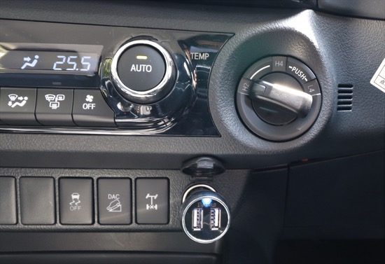 右上のダイヤルが2WDと4WDの切り替えダイヤル。下に並ぶスイッチが電子制御システムのON/OFF