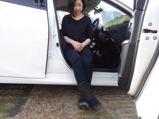 足をクロスして息を吐きながら力を入れよう