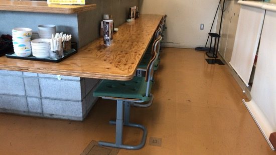 店内のイスは小学校で使われていたもの
