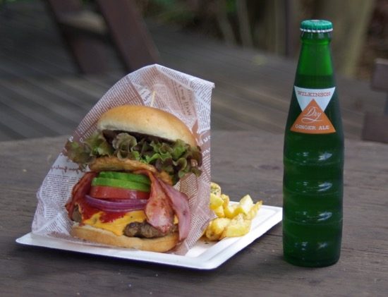 ボリューム満点!名物「スペシャルバーガー」