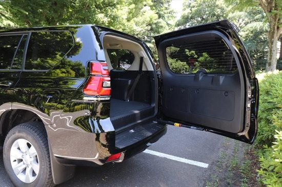 バックドアは横開きタイプだが、ガラス部分のみを開けることも可能