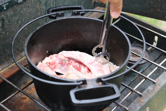 表面を焼いて調味料を投入。蓋を閉めたらおよそ15分でできあがり