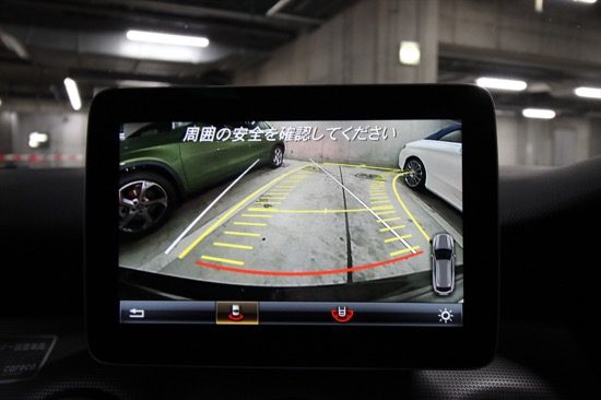 ハンドルを切った方向にガイドラインを表示するバックモニター「パーキングアシストリアビューカメラ」を装備。