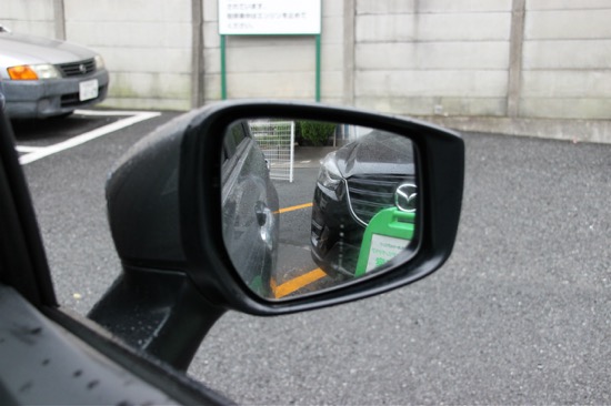 駐車のときは、下に下げて駐車の枠線が見るようにする