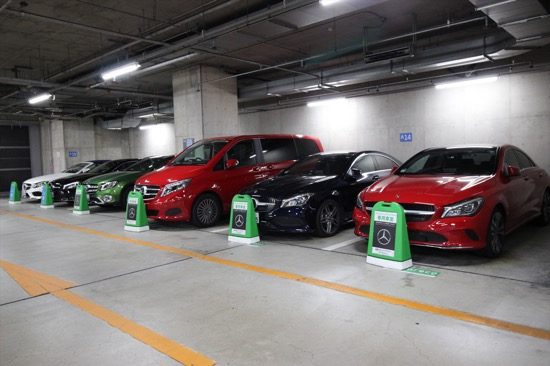 特色のあるクルマが揃うセルリアンタワーから出発