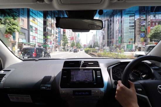 アイポイント(視点)が高いので、この車幅でも運転しやすい