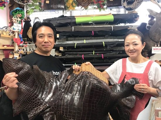 笑顔で取材に応じてくれた店主・下田さん（左）