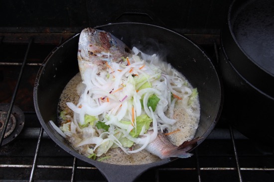 調味料と野菜を加えたら蓋をして待ちます
