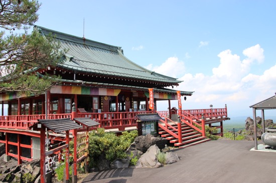 園内にある浅間山観音堂。お堂はもちろん、高所から見晴らせる景色も見事