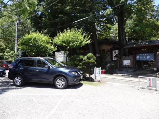 付近にはたくさんの駐車場があり、クルマでのお出かけにも便利